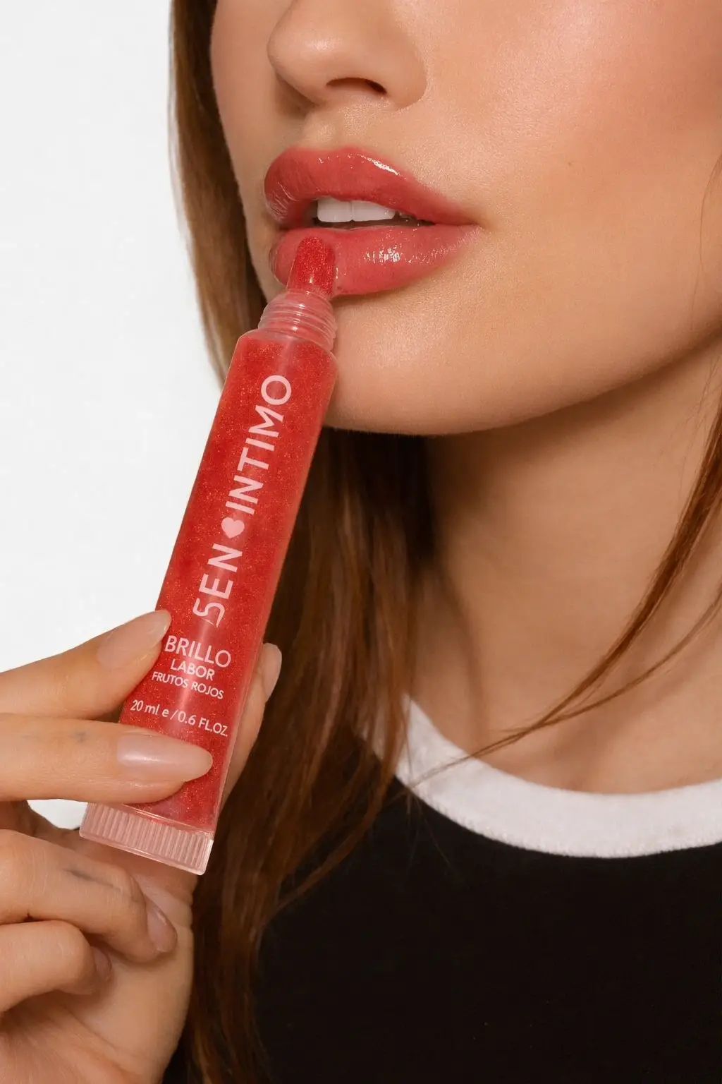 Labios con brillo natural y acabado seductor